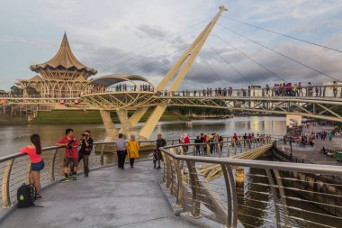 KUCHING, MALAYSIA - 4 Mart 2018: Darul Hana Köprüsü ve Sarawak Devlet Meclisi Binası Kuching, Malezya