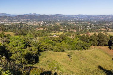Dominik Cumhuriyeti 'ndeki Jarabacoa kasabasının havadan görünüşü