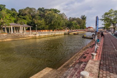 BANDAR SERI BEGAWAN, BUNEI - 26 Şubat 2018: Bandar Seri Begawan, Brunei 'deki Kianggeh Nehri