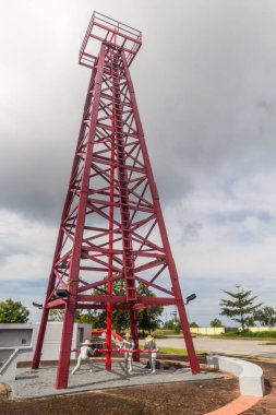 MIRI, MALAYSIA - 28 Şubat 2018: Miri, Sarawak, Malezya 'daki Büyük Yaşlı Kadın petrol kuyusu