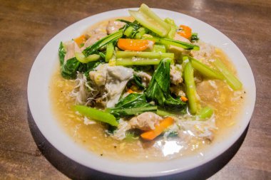 Wat Tan Hor (Yumurta soslu pirinç eriştesi))