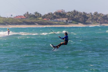 CABARETE, DOMINICAN Cumhuriyet - 13 Aralık 2018: Cabarete, Dominik Cumhuriyeti 'nde Kitesurfer
