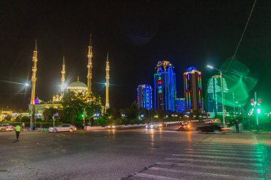 GROZNY, RUSSIA - 24 Haziran 2018: Akhmad Kadyrov Camii (resmi adıyla Çeçenistan 'ın Kalbi) ve Grozny, Rusya' daki Grozny şehrinin gökdelenleri.