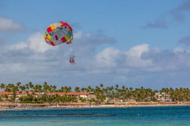PUNTA CANA, DOMINICAN REPUBLIC - 8 ARALIK 2018: Bavyera sahilinde Parasailing, Dominik Cumhuriyeti