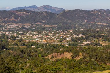 Dominik Cumhuriyeti 'ndeki Jarabacoa kasabasının havadan görünüşü