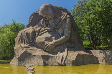 VOLGOGRAD, RUSSIA - 28 Haziran 2018: Rusya 'nın Volgograd kentindeki Mamayev Tepesi' nde Stalingrad Muharebesi anısına anılan anıtta anne heykeli.