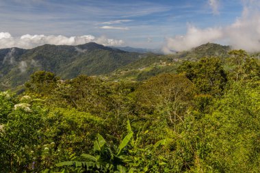 Kinabalu Dağı yakınlarındaki dağların manzarası, Sabah, Malezya