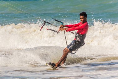 CABARETE, DOMINICAN Cumhuriyet - 13 Aralık 2018: Cabarete, Dominik Cumhuriyeti 'nde Kitesurfer