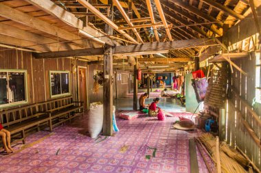 SARAWAK, MALAYSIA - 2 Mart 2018: Batang Rejang nehri yakınlarındaki geleneksel bir uzun evin ortak alanı, Sarawak, Malezya