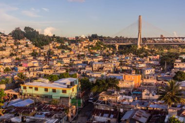 Puente Francisco del Rosario Sanchez köprüsü ve Dominik Cumhuriyeti 'nin başkenti Santo Domingo' da çevre.