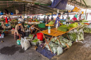 KOTA KINABALU, MALAYSIA - 23 Şubat 2018: Kota Kinabalu, Sabah, Malezya 'daki pazarda sebze tezgahları