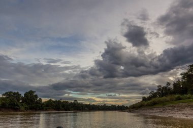 Kinabatangan nehri üzerindeki kara bulutlar, Sabah, Malezya