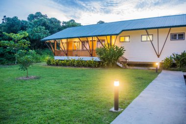 SEPILOK, MALAYSIA - 18 Şubat 2018: Doğa Locası Sepilok Sahası Akşam Manzarası, Sabah, Malezya