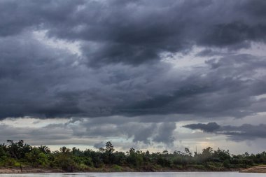 Kinabatangan nehri üzerindeki kara bulutlar, Sabah, Malezya