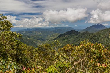 Kinabalu Dağı yakınlarındaki dağların manzarası, Sabah, Malezya