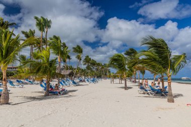 PUNTA CANA, DOMINICAN Cumhuriyet - 8 ARALIK 2018: Dominik Cumhuriyeti, Bavaro sahilindeki insanlar