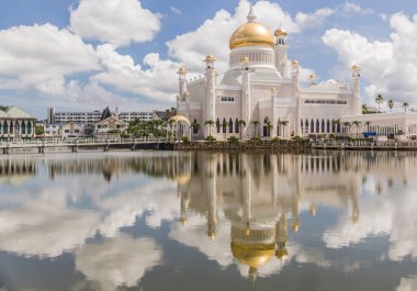 Omar Ali Saifuddien Mosque in Bandar Seri Begawan, Brunei clipart