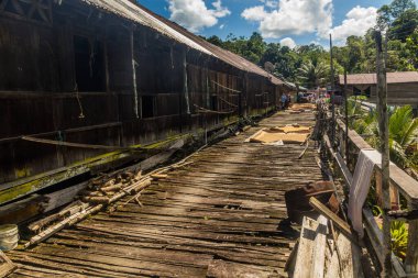 Batang Rejang nehri yakınında geleneksel bir uzun ev olan Veranda, Sarawak, Malezya