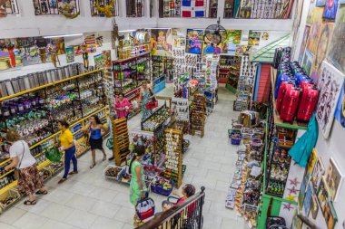 SANTO DOMINGO, DOMINICAN REUBLIC - 27 Kasım 2018: Dominik Cumhuriyeti 'nin başkenti Santo Domingo' da bir hediyelik eşya pazarının içi.