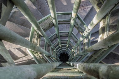 Sepilok, Sabah, Malezya 'daki Yağmur Ormanları Keşif Merkezi' ndeki tepe örtüsü gözlem kulesi.