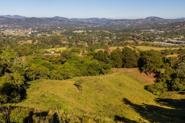 Dominik Cumhuriyeti 'ndeki Jarabacoa kasabasının havadan görünüşü