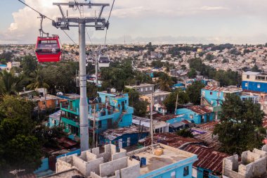 SANTO DOMINGO, DOMINICAN Cumhuriyet - 8 Kasım 2018: Dominik Cumhuriyeti 'nin başkenti Santo Domingo' da Teleferico (teleferik).