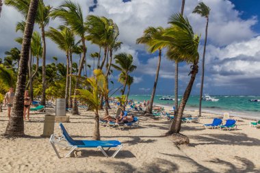 PUNTA CANA, DOMINICAN Cumhuriyet - 8 Aralık 2018: Palms at Bavaro Beach, Dominik Cumhuriyeti