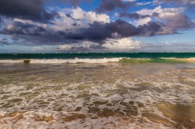 Denizin üzerinde dramatik bulutlar