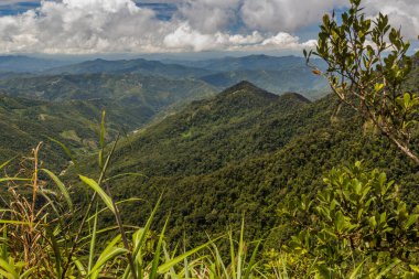 Kinabalu Dağı yakınlarındaki dağların manzarası, Sabah, Malezya