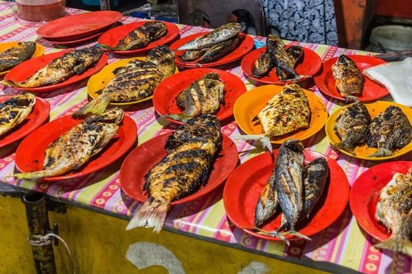 マレーシア サバ州コタキナバルのナイトマーケットでの焼き魚 — ストック写真