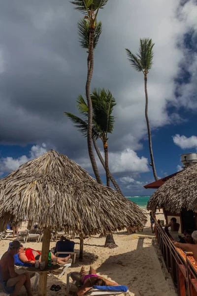 Punta Cana República Dominicana Diciembre 2018 Gente Disfruta Playa Bavaro — Foto de Stock