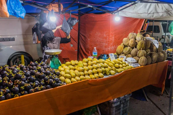 Kota Kinabalu Malaysia Fevereiro 2018 Banca Frutas Mercado Noturno Kota — Fotografia de Stock