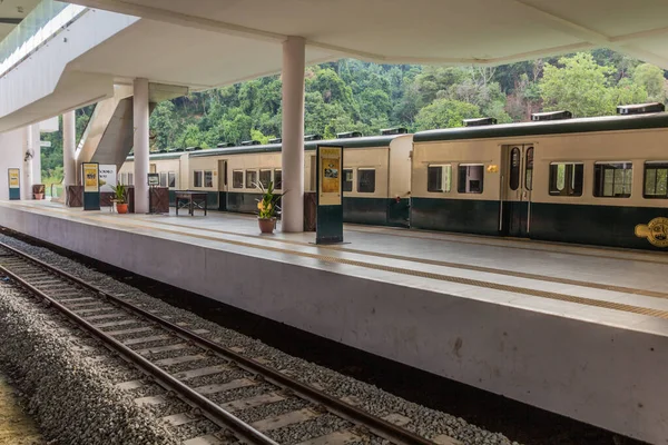 Tanjung Aru Malaysia February 2018 Passasjerer Tanjung Aru Jernbanestasjon Sabah – stockfoto