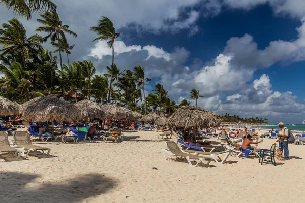 Punta Cana Dominican Republic Декабря 2018 Туристы Наслаждаются Пляжем Баваро — стоковое фото