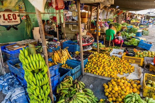 ドミニカ共和国のプエルト プラタ 2018年12月15日 ドミニカ共和国のプエルト プラタ市内市場で果物や野菜の屋台 — ストック写真