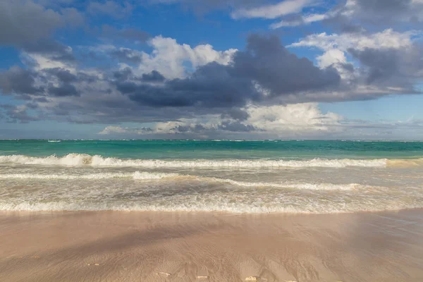 Wolkenlucht Het Strand Van Bavaro Dominicaanse Republiek — Stockfoto