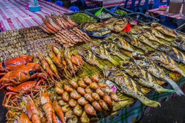马来西亚沙巴Kota Kinabalu夜市的海产食品 — 图库照片