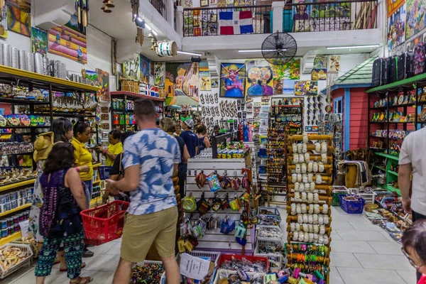 ドミニカ共和国のサントドミンゴ市 2018年11月27日 ドミニカ共和国の首都サントドミンゴのお土産市場の内部 — ストック写真