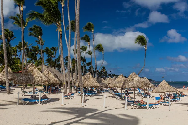 Punta Cana República Dominicana Diciembre 2018 Gente Disfruta Playa Bavaro — Foto de Stock