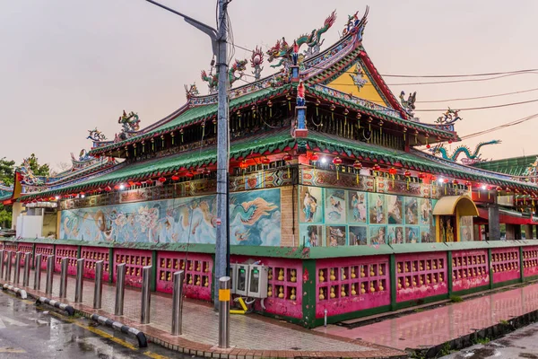 マレーシアのサラワク州ミリにあるトゥアピーク香港中国語寺院 — ストック写真