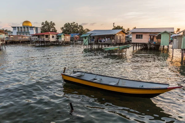 Kota Kinabalu yakınlarındaki Tanjung Aru su köyü, Sabah, Malezya