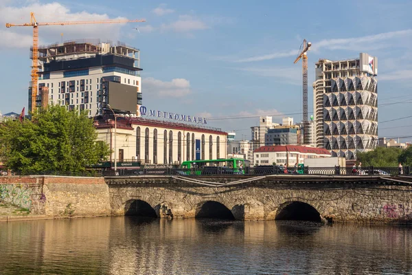 Yekaterinburg Russia July 2018 Stone Bridge Malysheva Street Crossing Iset — Stock Photo, Image