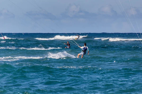 Cabarete Dominische Republiek December 2018 Kitesurfers Buurt Van Het Strand — Stockfoto