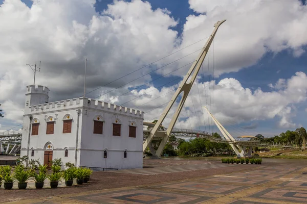 マレーシアのクチンの中心部にあるDarul Hana Bridge Square Tower — ストック写真