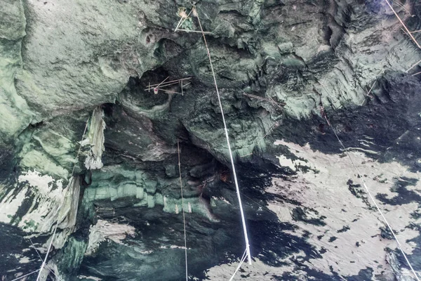 말레이시아의 공원에 동굴에서 구아노를 수집하는 로프와 대나무 구조물 — 스톡 사진