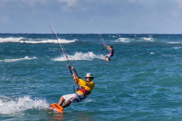 2018年12月13日 2018年12月13日 多米尼加共和国卡巴雷特海滩附近的风筝冲浪者 — 图库照片
