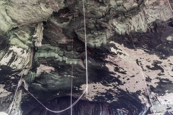 Σχοινιά Και Μπαμπού Χρησιμοποιούνται Για Συλλογή Guano Στο Μεγάλο Σπήλαιο — Φωτογραφία Αρχείου