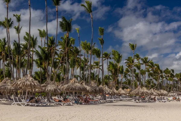 Punta Cana República Dominicana Diciembre 2018 Gente Disfruta Playa Bavaro — Foto de Stock