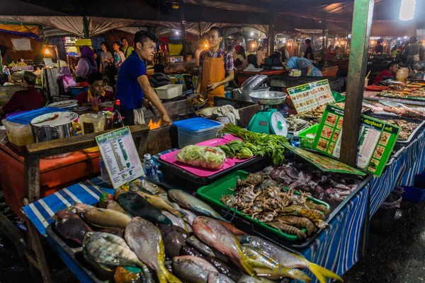 Kota Kinabalu Malasia Febrero 2018 Puestos Comida Mar Mercado Nocturno —  Fotos de Stock