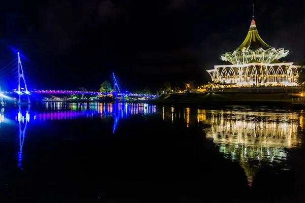 Vista Noturna Ponte Darul Hana Edifício Assembleia Legislativa Estado Sarawak — Fotografia de Stock